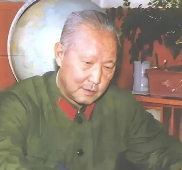 股票配资市场 1966年，傅崇碧受邀参会，走进会场见叶剑英，耳语：我来干什么？